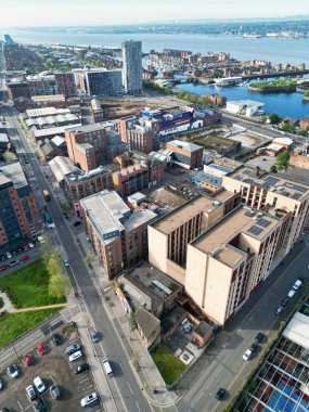 İngiltere 'nin kuzeybatısında İngiliz Liverpool Şehir Merkezi, İngiltere' nin kuzeybatısında deniz kenti Beach ve Okyanus Rıhtımı 'ndaki tarihi ve modern Central Town Center ve Downtown Buildings. 5 Mayıs 2024. 