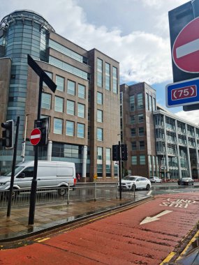 Glasgow 'un Düşük Açı Görüntüsü Şehir Merkezi Sokak Turu, İskoçya, Birleşik Krallık. Şehir Binaları Yağmurlu ve Bulutlu Gün sırasında Sokak Yürüyüşü 'nden ele geçirildi. 5 Haziran 2024