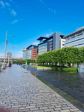 Glasgow 'un Düşük Açı Görüntüsü Şehir Merkezi Sokak Turu, İskoçya, Birleşik Krallık. Şehir Binaları Yağmurlu ve Bulutlu Gün sırasında Sokak Yürüyüşü 'nden ele geçirildi. 5 Haziran 2024