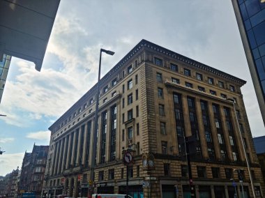 Glasgow 'un Düşük Açı Görüntüsü Şehir Merkezi Sokak Turu, İskoçya, Birleşik Krallık. Şehir Binaları Yağmurlu ve Bulutlu Gün sırasında Sokak Yürüyüşü 'nden ele geçirildi. 5 Haziran 2024