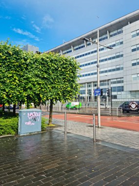 Glasgow 'un Düşük Açı Görüntüsü Şehir Merkezi Sokak Turu, İskoçya, Birleşik Krallık. Şehir Binaları Yağmurlu ve Bulutlu Gün sırasında Sokak Yürüyüşü 'nden ele geçirildi. 5 Haziran 2024