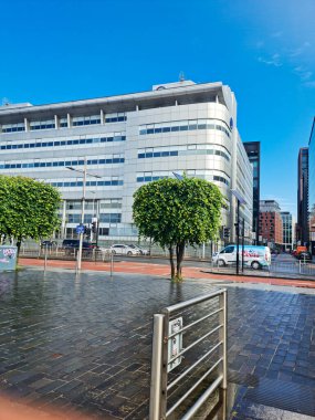 Glasgow 'un Düşük Açı Görüntüsü Şehir Merkezi Sokak Turu, İskoçya, Birleşik Krallık. Şehir Binaları Yağmurlu ve Bulutlu Gün sırasında Sokak Yürüyüşü 'nden ele geçirildi. 5 Haziran 2024