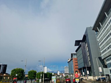 Glasgow 'un Düşük Açı Görüntüsü Şehir Merkezi Sokak Turu, İskoçya, Birleşik Krallık. Şehir Binaları Yağmurlu ve Bulutlu Gün sırasında Sokak Yürüyüşü 'nden ele geçirildi. 5 Haziran 2024