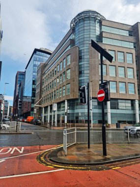 Glasgow 'un Düşük Açı Görüntüsü Şehir Merkezi Sokak Turu, İskoçya, Birleşik Krallık. Şehir Binaları Yağmurlu ve Bulutlu Gün sırasında Sokak Yürüyüşü 'nden ele geçirildi. 5 Haziran 2024