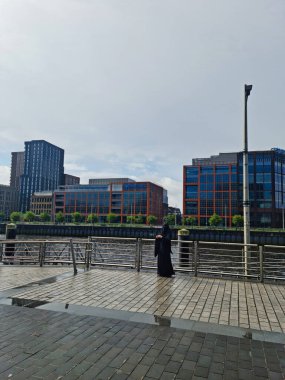 Glasgow 'un Düşük Açı Görüntüsü Şehir Merkezi Sokak Turu, İskoçya, Birleşik Krallık. Şehir Binaları Yağmurlu ve Bulutlu Gün sırasında Sokak Yürüyüşü 'nden ele geçirildi. 5 Haziran 2024