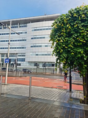 Glasgow 'un Düşük Açı Görüntüsü Şehir Merkezi Sokak Turu, İskoçya, Birleşik Krallık. Şehir Binaları Yağmurlu ve Bulutlu Gün sırasında Sokak Yürüyüşü 'nden ele geçirildi. 5 Haziran 2024