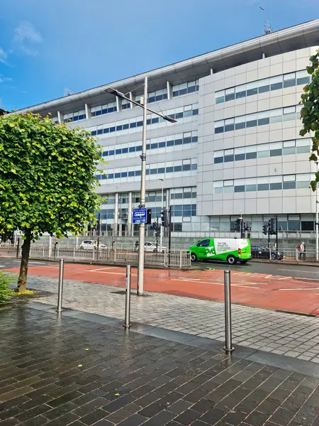 Glasgow 'un Düşük Açı Görüntüsü Şehir Merkezi Sokak Turu, İskoçya, Birleşik Krallık. Şehir Binaları Yağmurlu ve Bulutlu Gün sırasında Sokak Yürüyüşü 'nden ele geçirildi. 5 Haziran 2024