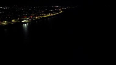 Yüksek Açı Gece Manzarası Güney Okyanusu ve Plaj Şehri Karanlık ve Soğuk Gece Yarısı. Southend-on-Sea, İngiltere 'nin Güneydoğu İngiltere eyaletinde yer alan bir tatil köyüdür. Görüntü 3 Ocak 2025 'te kaydedildi.