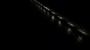 Yüksek Açı Gece Manzarası Güney Okyanusu ve Plaj Şehri Karanlık ve Soğuk Gece Yarısı. Southend-on-Sea, İngiltere 'nin Güneydoğu İngiltere eyaletinde yer alan bir tatil köyüdür. Görüntü 3 Ocak 2025 'te kaydedildi.