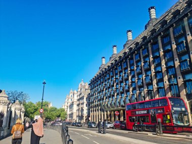 Westminster Tower Köprüsü ve Londra Gözü yakınlarındaki Tarihi Binalar, İngiltere 'nin başkenti Londra' nın Central London 'da Big Ben Nehrinin yanında Thames. 10 Mayıs 2025
