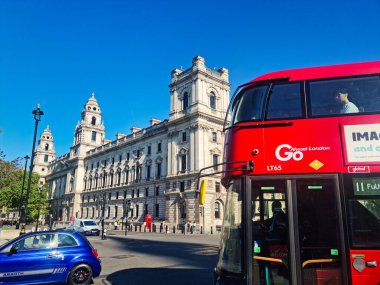 Westminster Tower Köprüsü ve Londra Gözü yakınlarındaki Tarihi Binalar, İngiltere 'nin başkenti Londra' nın Central London 'da Big Ben Nehrinin yanında Thames. 10 Mayıs 2025