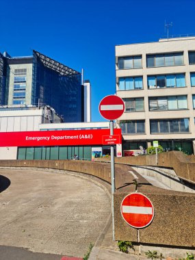 Westminster Tower Köprüsü ve Londra Gözü yakınlarındaki Tarihi Binalar, İngiltere 'nin başkenti Londra' nın Central London 'da Big Ben Nehrinin yanında Thames. 10 Mayıs 2025