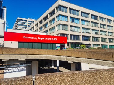 Westminster Tower Köprüsü ve Londra Gözü yakınlarındaki Tarihi Binalar, İngiltere 'nin başkenti Londra' nın Central London 'da Big Ben Nehrinin yanında Thames. 10 Mayıs 2025