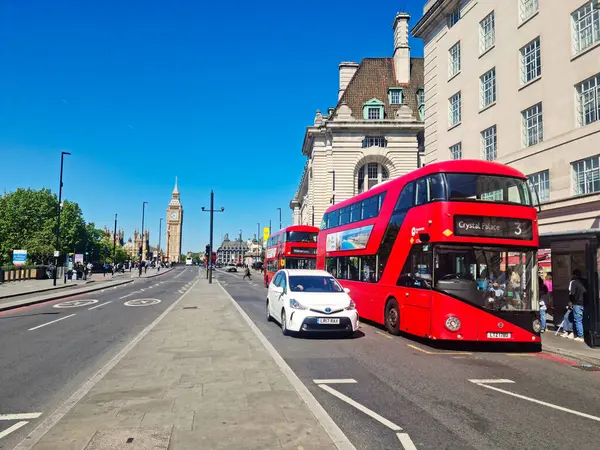 Westminster Tower Köprüsü ve Londra Gözü yakınlarındaki Tarihi Binalar, İngiltere 'nin başkenti Londra' nın Central London 'da Big Ben Nehrinin yanında Thames. 10 Mayıs 2025