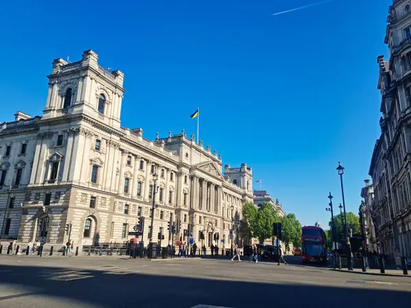 Westminster Tower Köprüsü ve Londra Gözü yakınlarındaki Tarihi Binalar, İngiltere 'nin başkenti Londra' nın Central London 'da Big Ben Nehrinin yanında Thames. 10 Mayıs 2025