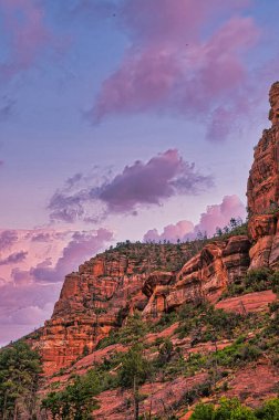 Ruhun Sedona 'nın kızıl kaya sığınağında akan enerjiye boğulacak. Eski oluşumlar ruhunuzda keşfetme tutkusunu ateşleyecektir. Yaban Yüreğinizi Kalkın KırmızıKaya Gençleştirme