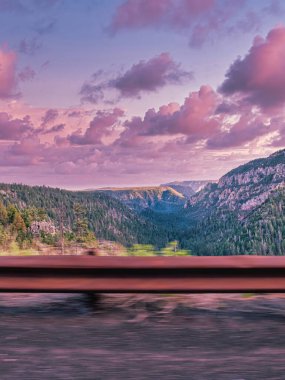 Alevli günbatımı sıradanlığı olağanüstü bir hale getirirken engebeli kayalıkların ve evcilleştirilmemiş manzaraların mistik dünyasına girmeye cesaret edin. Doğanın muhteşem başyapıtına tanık olun..