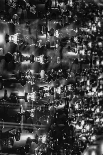 Gri tonda Bolluk: Sayısız Kapı tokmağı ve Ampullerin Cömertçe Toplanması