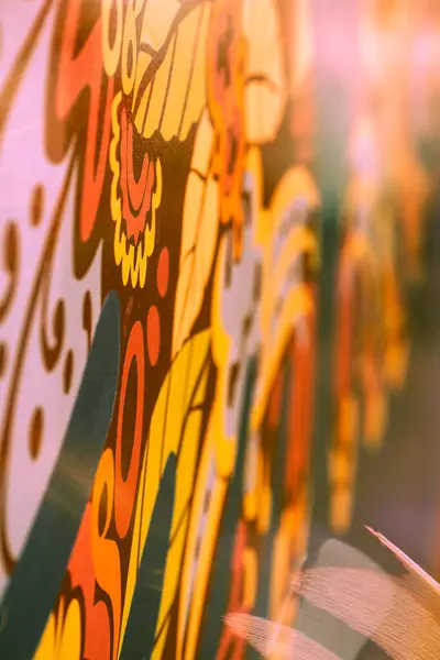 Grafiti ve sokak sanatının canlı ve dinamik unsurları. Parlak, cesur renklerle.