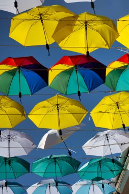 İki birey bir tablet üzerinde içeriği yakından inceliyor veya paylaşıyor, dikkatleri tamamen ekran tarafından çekiliyor ve üçüncüsü de omzunun üzerinden gözetliyor.