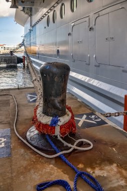 Gemi güvertesinde halatlarla demirleyen bir kordonun keskin görüntüsü, denizcilik ekipmanlarını gösteriyor.