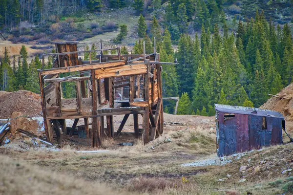 Doğanın ortasında aşınmış ahşap madencilik yapıları, Colorado 'nun endüstriyel geçmişinin kesişimini ve karadaki dağların huzur veren güzelliğini simgeliyor.