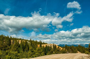 Yuvarlanan tepeler, Colorado 'nun doğasının güzelliğini vurguluyor. Yürek toprağı ve gökyüzünün altında sonsuz bir macera vaat eden dağlar.
