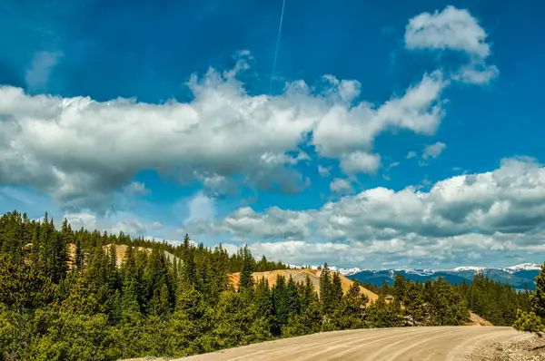 Yuvarlanan tepeler, Colorado 'nun doğasının güzelliğini vurguluyor. Yürek toprağı ve gökyüzünün altında sonsuz bir macera vaat eden dağlar.