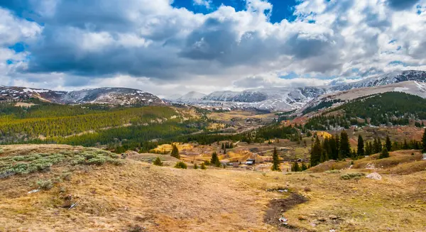 Colorado 'nun genişleyen manzaralarını gösteren bu panoramik çekim, bölgenin nefes kesen doğasının bir kanıtı olan yeşil ormanları ve engebeli dağları vurguluyor.