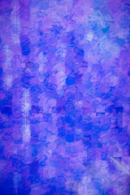 Mor fırça darbelerinin çeşitli tonlarını içeren canlı ve soyut bir doku, derinlik ve dinamik bir görsel deneyim yaratmak için ışık ve koyu renkleri birleştirir.