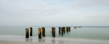 Napoli 'nin sakin deniz manzaralı eski rıhtımı sakin kıyı sularında durgun, berrak gökyüzü altında durarak doğada sükunet ve ebedi güzelliği çağrıştırıyor..