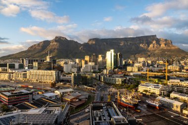 Bu görüntü, Cape Town 'un ikonik Masa Dağı' nın açık bir günde görkemli ve pitoresk bir zemin sağladığı şehir manzarasının çarpıcı panoramik bir görüntüsünü yakalar..