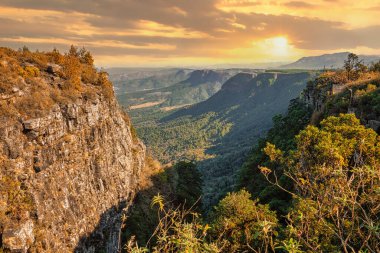 Tanrıların penceresi Lowveld üzerinde benzersiz bir manzara sunuyor, yaklaşık 800 metre aşağıda açık bir günde Kruger Ulusal Parkı 'ndan Mozambik' e geçmek bile mümkün.