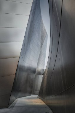 Çağdaş mimari, parlak, kıvrımlı çelik yapılar arasında, gelecekçi ve modern tasarımı vurgulayan bir yol gösteriyor..