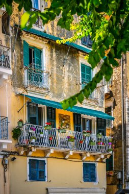 Balkonunda canlı çiçeklerle süslenmiş eski bir binanın manzarası..