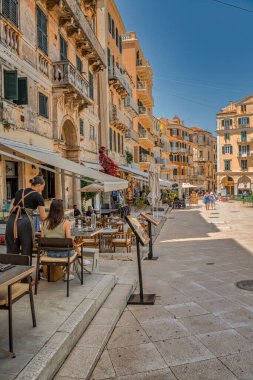 Parlak sonbahar paletleri alevler içinde kırmızı ve turuncu yapraklar birbirine karışarak orman tepe örtüsünde değişen mevsimleri kutluyor..