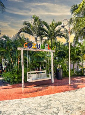 Cozumel 'in tropikal palmiye ağaçlarının altında karşılayıcı bir salıncak sizi yavaşlamaya ve ada yaşamının canlı ruhunu kucaklamaya davet ediyor.
