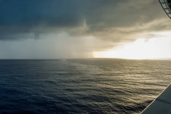 Açık deniz üzerindeki ışık ve gölgelerin dramatik bir etkileşimi fırtına bulutları ve güneş ışığı bir araya geldiğinde karşıtlığın ve dayanıklılığın güzelliğini sembolize eder.