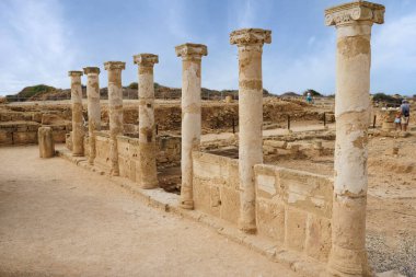 Kıbrıs Paphos 'taki sütunlar. Kolonnatif sokak kalıntıları antik şehir.
