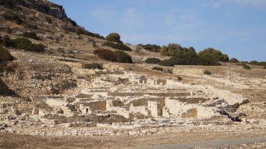 Kıbrıs Paphos 'taki sütunlar. Kolonnatif sokak kalıntıları antik şehir.