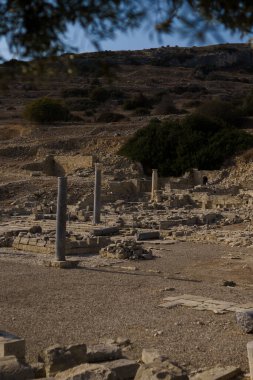 Kıbrıs Paphos 'taki sütunlar. Kolonnatif sokak kalıntıları antik şehir.