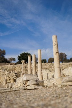 Kıbrıs Paphos 'taki sütunlar. Kolonnatif sokak kalıntıları antik şehir.