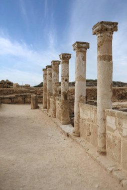 Kıbrıs Paphos 'taki sütunlar. Kolonnatif sokak kalıntıları antik şehir.