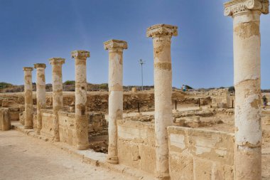 Kıbrıs Paphos 'taki sütunlar. Kolonnatif sokak kalıntıları antik şehir.