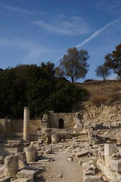 Kıbrıs Paphos 'taki sütunlar. Kolonnatif sokak kalıntıları antik şehir.
