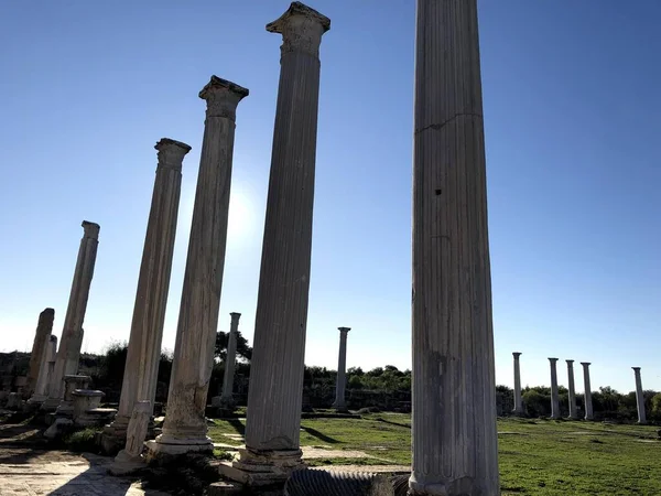 Kıbrıs Paphos 'taki sütunlar. Kolonnatif sokak kalıntıları antik şehir.