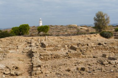 Deniz feneri uzakta bulutlu bir havada