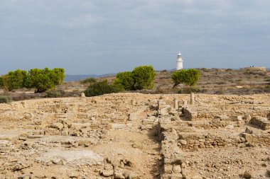 Deniz feneri uzakta bulutlu bir havada