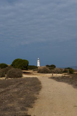 Deniz feneri uzakta bulutlu bir havada