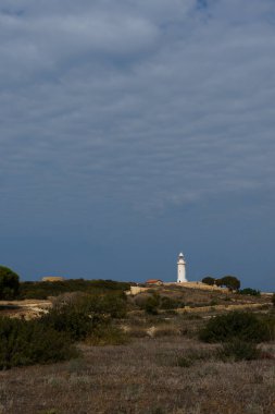 Deniz feneri uzakta bulutlu bir havada